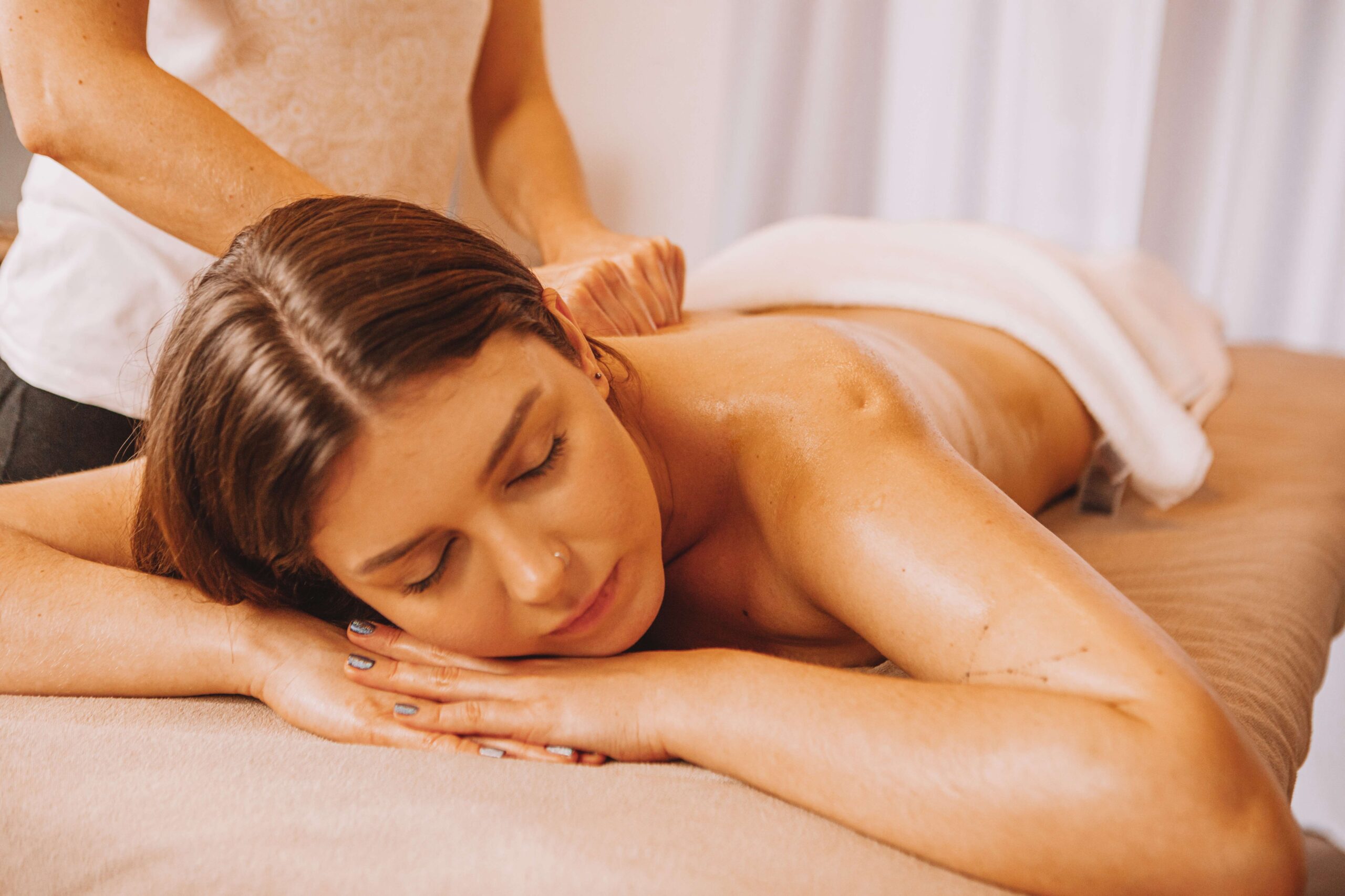 Ajurwedyjski masaż Abhyanga całego ciała z ciepłym olejem sezamowym