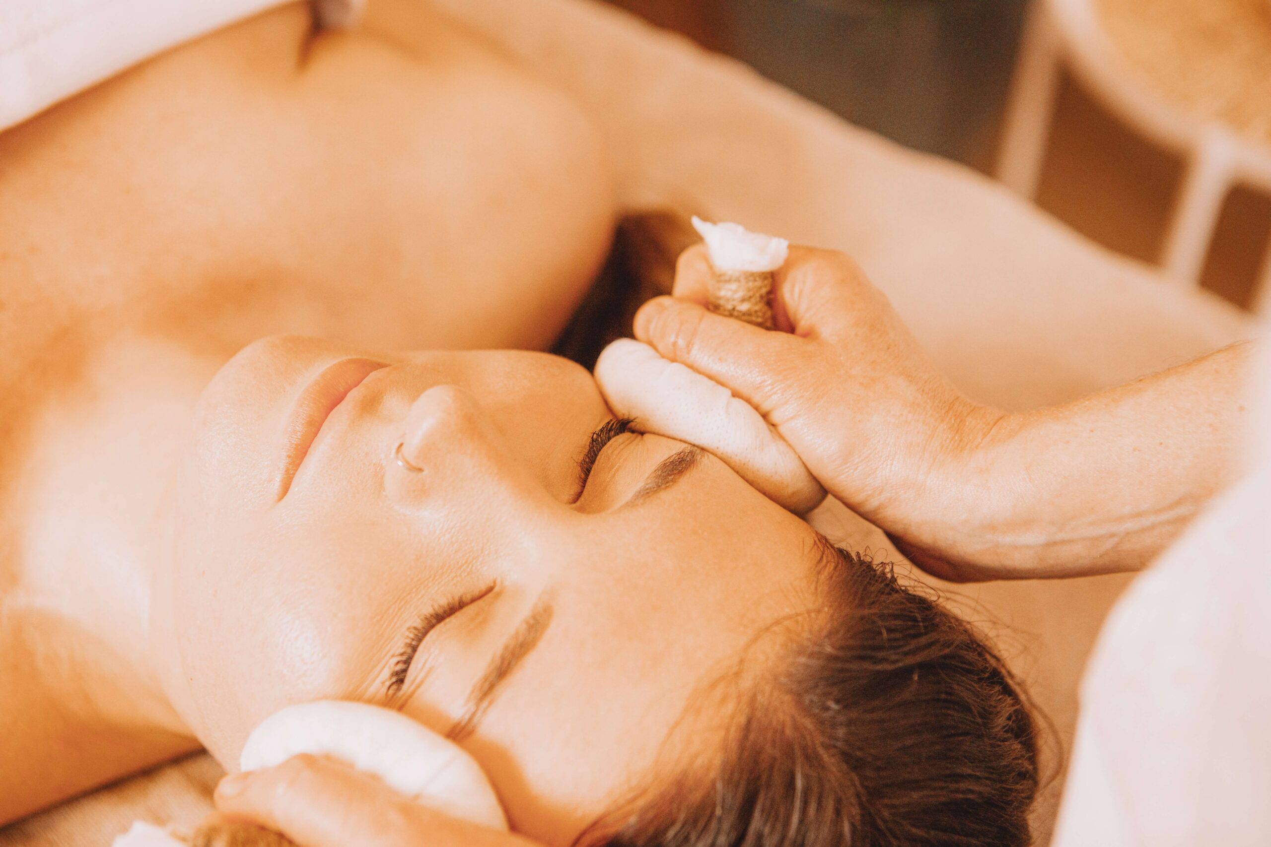 Masaż Mukabhyanga twarzy - ajurwedyjski masaż twarzy z peelingiem